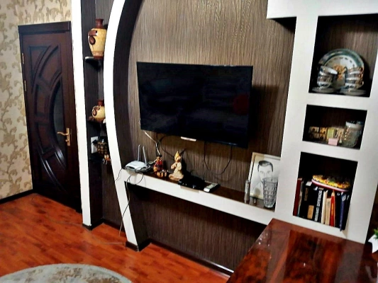 Массив: Ялангач. (парк: Локомотив). 2х- комнатная.