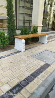 Скамейки бетонные и урны сделанные из прочных материалов