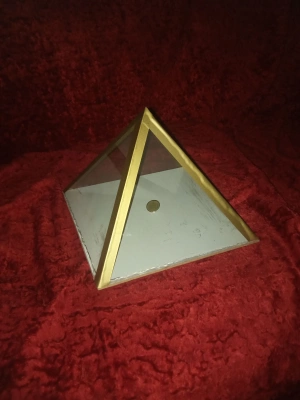 Продаю пирамиду из стекла