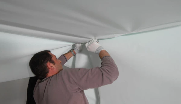 Почему натяжные потолки провисают или «прилипают» к основанию?